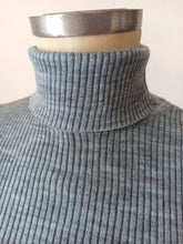 Cargar imagen en el visor de la galería, 1960s - MODASTIL, Spain - Deadstock Grey Turtleneck - Sz 4
