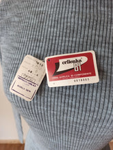 Cargar imagen en el visor de la galería, 1960s - MODASTIL, Spain - Deadstock Grey Turtleneck - Sz 4
