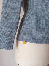 Cargar imagen en el visor de la galería, 1960s - MODASTIL, Spain - Deadstock Grey Turtleneck - Sz 4
