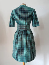 Charger l&#39;image dans la galerie, 1950s 1960s - Gorgeous Houndstooth Wool Dress - W24.5 (62cm)
