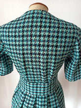 Charger l&#39;image dans la galerie, 1950s 1960s - Gorgeous Houndstooth Wool Dress - W24.5 (62cm)
