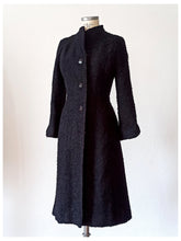 Cargar imagen en el visor de la galería, 1940s - PEREL, Paris - Stunning Black Ruffled Wool Coat
