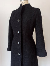 Cargar imagen en el visor de la galería, 1940s - PEREL, Paris - Stunning Black Ruffled Wool Coat
