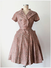 Charger l&#39;image dans la galerie, 1950s 1960s - PARIS - Exquisite Satin Silk Dress - W26 (66cm)
