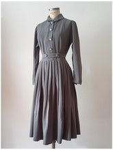 Laden Sie das Bild in den Galerie-Viewer, RESERVED DO NOT PURCHASE - 1940s - Exquisite Dark Grey Gab Wool Dress - W29 (74cm)
