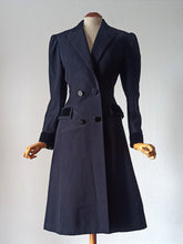 Cargar imagen en el visor de la galería, 1940s (?) - Fabulous Black Soft Wool Velvet Coat - W30 (76cm)
