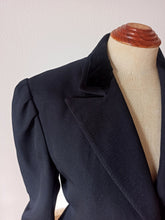 Cargar imagen en el visor de la galería, 1940s (?) - Fabulous Black Soft Wool Velvet Coat - W30 (76cm)
