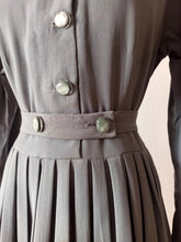 Laden Sie das Bild in den Galerie-Viewer, RESERVED DO NOT PURCHASE - 1940s - Exquisite Dark Grey Gab Wool Dress - W29 (74cm)
