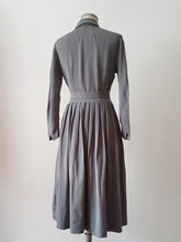 Laden Sie das Bild in den Galerie-Viewer, RESERVED DO NOT PURCHASE - 1940s - Exquisite Dark Grey Gab Wool Dress - W29 (74cm)
