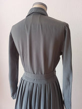Laden Sie das Bild in den Galerie-Viewer, RESERVED DO NOT PURCHASE - 1940s - Exquisite Dark Grey Gab Wool Dress - W29 (74cm)
