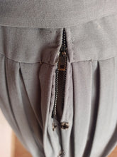 Laden Sie das Bild in den Galerie-Viewer, RESERVED DO NOT PURCHASE - 1940s - Exquisite Dark Grey Gab Wool Dress - W29 (74cm)
