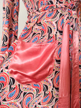 Cargar imagen en el visor de la galería, 1940s - Stunning Rayon Silk Housecoat
