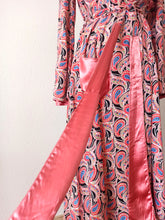 Cargar imagen en el visor de la galería, 1940s - Stunning Rayon Silk Housecoat
