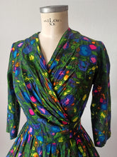 Charger l&#39;image dans la galerie, 1950s 1960s - MEDAILLON, France -  Abstract Buckle Back Dress - W27 (68cm)
