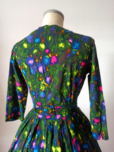 Charger l&#39;image dans la galerie, 1950s 1960s - MEDAILLON, France -  Abstract Buckle Back Dress - W27 (68cm)
