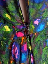 Charger l&#39;image dans la galerie, 1950s 1960s - MEDAILLON, France -  Abstract Buckle Back Dress - W27 (68cm)
