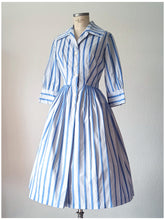 Charger l&#39;image dans la galerie, 1950s - Adorable Blue White Cotton Dress - W29 (74cm)
