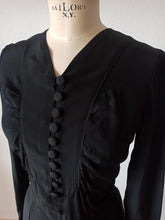 Cargar imagen en el visor de la galería, 1940s - Superb Black Rayon Silk Dress - W33 (84cm)
