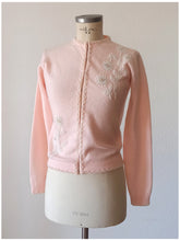 Charger l&#39;image dans la galerie, 1950s - Adorable Light Pink Wool Beaded Cardigan
