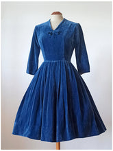 Charger l&#39;image dans la galerie, 1950s - Adorable Steel Blue Velvet Dress - W26 (66cm)
