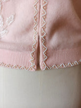 Charger l&#39;image dans la galerie, 1950s - Adorable Light Pink Wool Beaded Cardigan
