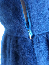 Charger l&#39;image dans la galerie, 1950s 1960s - Fabulous Plush Blue Dress - W26 (66cm)

