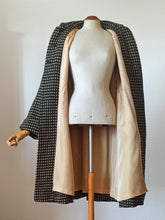 Cargar imagen en el visor de la galería, 1940s 1950s - Fabulous Black Mustard Wool Long Coat
