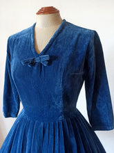 Charger l&#39;image dans la galerie, 1950s - Adorable Steel Blue Velvet Dress - W26 (66cm)
