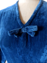 Charger l&#39;image dans la galerie, 1950s - Adorable Steel Blue Velvet Dress - W26 (66cm)
