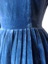 Charger l&#39;image dans la galerie, 1950s - Adorable Steel Blue Velvet Dress - W26 (66cm)
