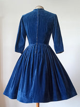 Charger l&#39;image dans la galerie, 1950s - Adorable Steel Blue Velvet Dress - W26 (66cm)
