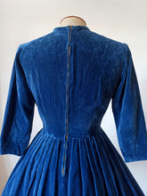 Charger l&#39;image dans la galerie, 1950s - Adorable Steel Blue Velvet Dress - W26 (66cm)
