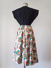 Charger l'image dans la galerie, 1940s - Spectacular Books Novelty Print Dress - W27 (68cm)
