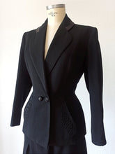 Charger l'image dans la galerie, 1940s - Exquisite New Look Black Wool Suit
