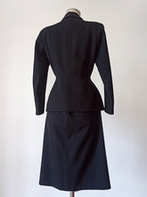 Charger l'image dans la galerie, 1940s - Exquisite New Look Black Wool Suit
