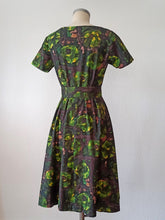 Load image into Gallery viewer, 1950s - PARIS - Stunning Green Abstract Floral Cotton Dress - W27.5 (70cm)
