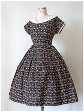Load image into Gallery viewer, 1950s - KAY WINDSOR, USA - Adorable Floral Cotton Dress - W27 (68cm)
