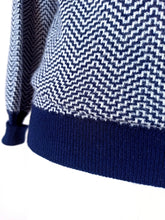 Laden Sie das Bild in den Galerie-Viewer, 1950s - BRYANT, Scotland - Gorgeous Cashmere Turtleneck - Sz 36
