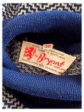 Laden Sie das Bild in den Galerie-Viewer, 1950s - BRYANT, Scotland - Gorgeous Cashmere Turtleneck - Sz 36
