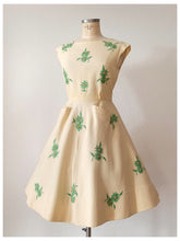 Laden Sie das Bild in den Galerie-Viewer, 1950s 1960s - Adorable Buttercream Waffle Cotton Embroidery Dress - W31 (80cm)
