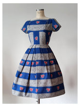 Charger l'image dans la galerie, 1950s 1960s - GERMA, France - Stunning Roseprint Cotton Dress - W25 (64cm)
