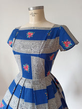 Charger l'image dans la galerie, 1950s 1960s - GERMA, France - Stunning Roseprint Cotton Dress - W25 (64cm)
