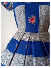 Charger l'image dans la galerie, 1950s 1960s - GERMA, France - Stunning Roseprint Cotton Dress - W25 (64cm)
