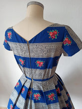 Charger l'image dans la galerie, 1950s 1960s - GERMA, France - Stunning Roseprint Cotton Dress - W25 (64cm)

