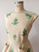 Laden Sie das Bild in den Galerie-Viewer, 1950s 1960s - Adorable Buttercream Waffle Cotton Embroidery Dress - W31 (80cm)
