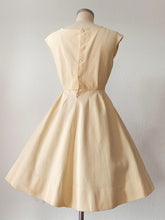 Laden Sie das Bild in den Galerie-Viewer, 1950s 1960s - Adorable Buttercream Waffle Cotton Embroidery Dress - W31 (80cm)

