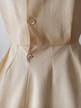 Laden Sie das Bild in den Galerie-Viewer, 1950s 1960s - Adorable Buttercream Waffle Cotton Embroidery Dress - W31 (80cm)
