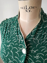 Laden Sie das Bild in den Galerie-Viewer, 1940s - Gorgeous Green Rayon Dress - W25 (64cm)
