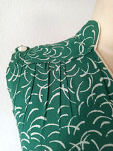 Laden Sie das Bild in den Galerie-Viewer, 1940s - Gorgeous Green Rayon Dress - W25 (64cm)
