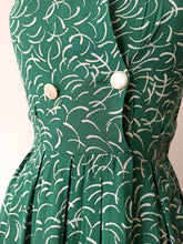 Laden Sie das Bild in den Galerie-Viewer, 1940s - Gorgeous Green Rayon Dress - W25 (64cm)
